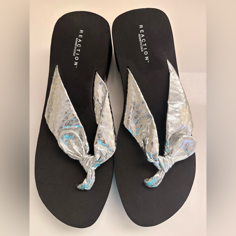 Kenneth Cole Reaction Silver and Black Sandals in size 8M